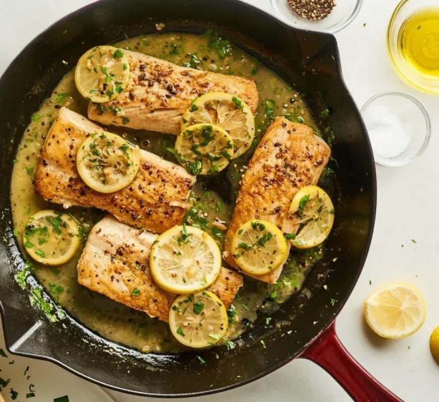 Mahi-Mahi-sas-sos-ot-limonovo-maslo-v-chugunen-tigan